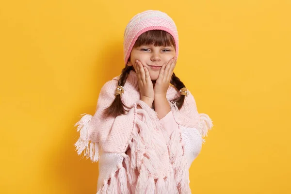 Schattig Lachend Kleuter Meisje Roze Gebreide Hoed Gezellige Poncho Geïsoleerd — Stockfoto