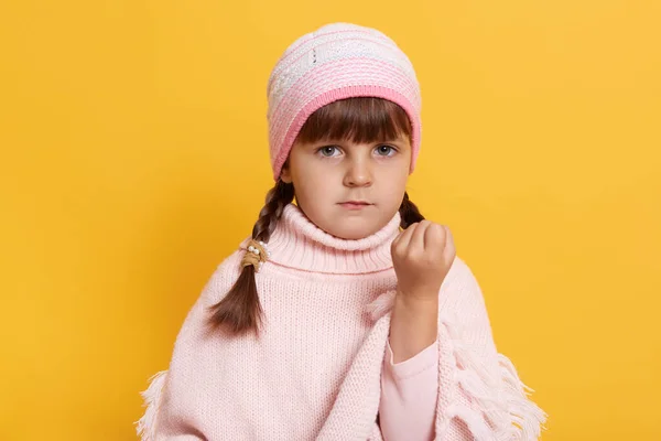 Angry Gadis Kecil Terisolasi Atas Latar Belakang Kuning Menunjukkan Tinju — Stok Foto