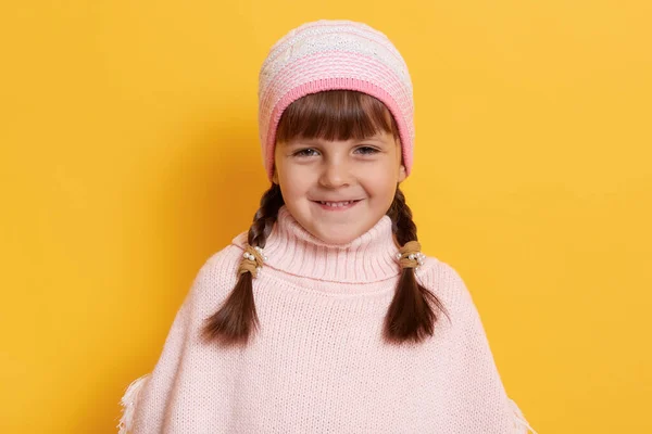 Sonriente Encantadora Niña Con Gorra Rosada Poncho Aislado Sobre Fondo —  Fotos de Stock