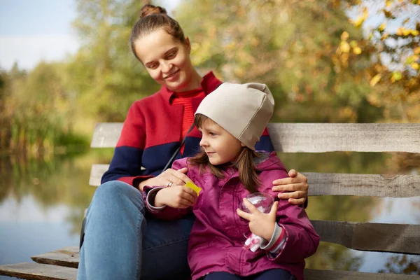 Mom Daughter Sitting Wooden Bench Looking Beautiful River Girls Dressed — Stock Photo, Image
