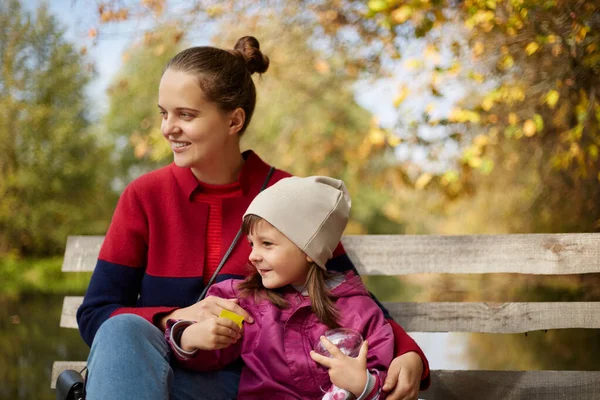 Young Dark Haired Mother Daughter Sitting Wooden Bench Autumn Park — Stock Photo, Image