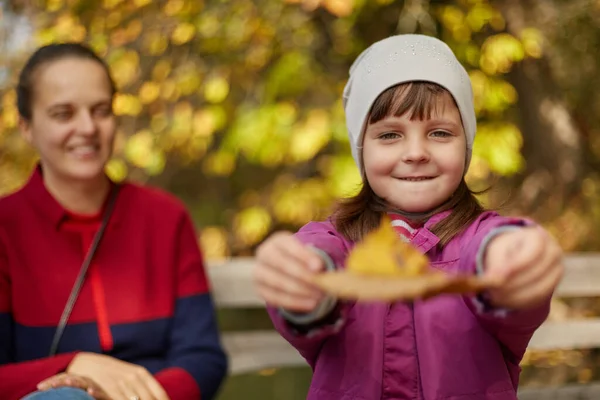 Caucasian Little Girl Leaf Boat Camera Posing Her Mother Background — Stock Photo, Image