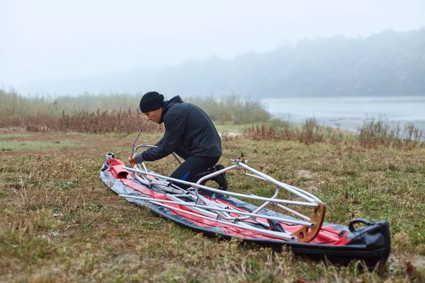 Jeune Homme Avec Kayak Sur Rive Une Belle Rivière Lac — Photo