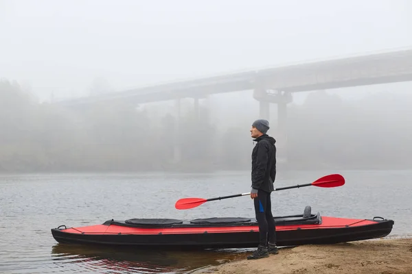 Jeune Homme Kayakiste Debout Sur Rive Rivière Avec Rame Dans — Photo