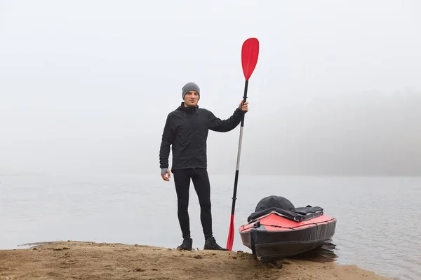 Jeune Touriste Vêtements Sport Chauds Tient Sur Rive Rivière Assemble — Photo