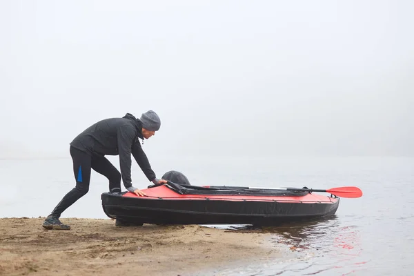 Jeune Sportif Prêt Ramer Canot Poussant Bateau Dans Eau Kayakiste — Photo