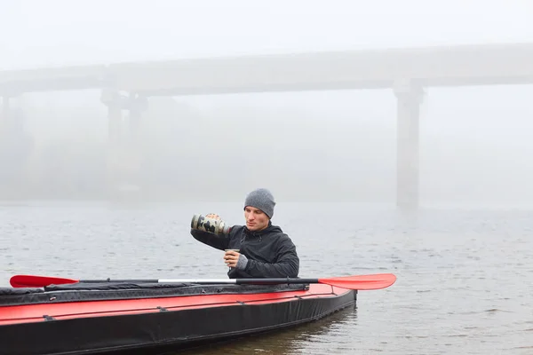 Kayaker Tomando Aperitivo Barco Posando Medio Del Río Bebiendo Caliente — Foto de Stock