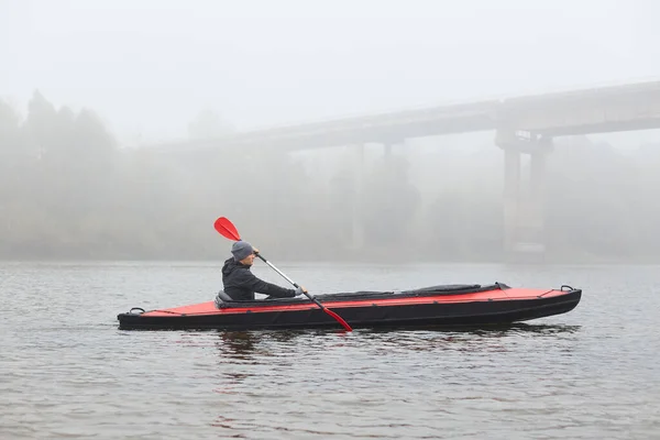 Vue Latérale Jeune Kayakiste Dans Rivière Rembourrage Homme Jouissant Sports — Photo