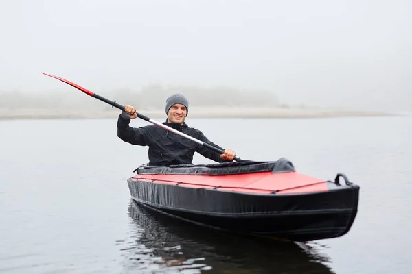 Kayak Automne Sur Rivière Sourire Bel Homme Avec Pagaie Dans — Photo