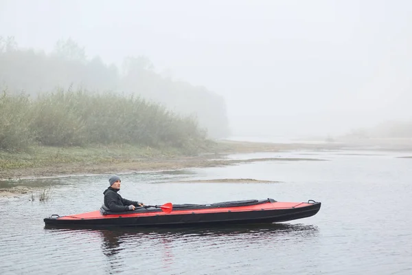 Uomo Canoa Pagaia Nella Giornata Fredda Nel Lago Dopo Aver — Foto Stock