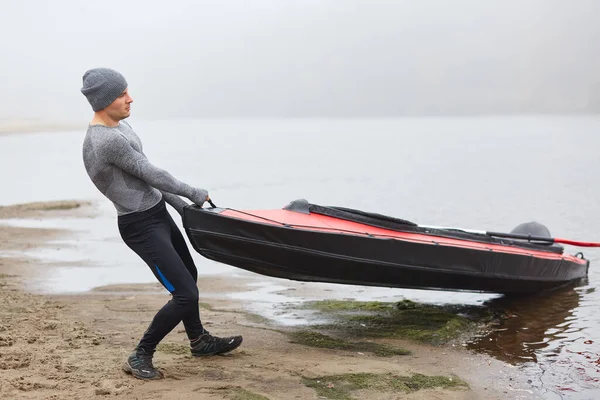 Hombre Guapo Con Ropa Deportiva Gorra Tirando Kayak Orilla Del — Foto de Stock