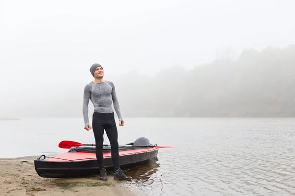 Homme Debout Près Bateau Sur Rive Rivière Souriant Portant Des — Photo