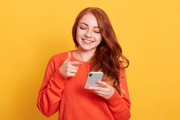 Fröhliche Junge Frau Zeigt Auf Smartphone Bildschirm Der Hand Dame — Stockfoto