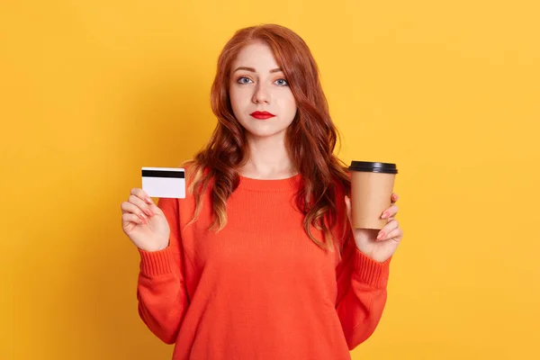 Menina Bonito Segurando Cartão Branco Xícara Descartável Café Tem Olhar — Fotografia de Stock