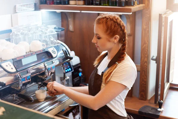Junge Barista Bereitet Kaffee Mit Der Kaffeemaschine Café Rothaarige Frau — Stockfoto