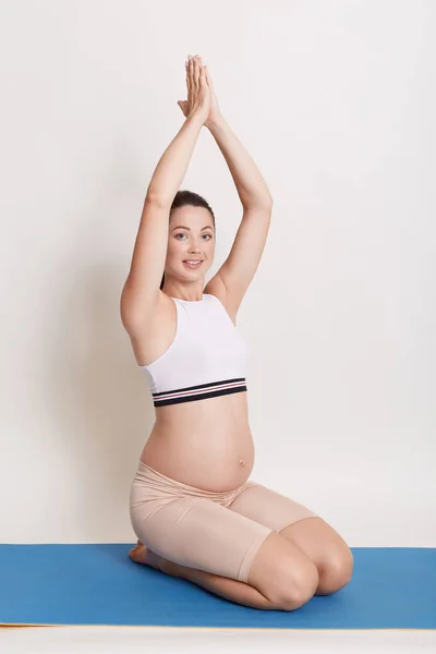Retrato Una Mujer Embarazada Haciendo Yoga Mientras Está Sentada Con —  Fotos de Stock