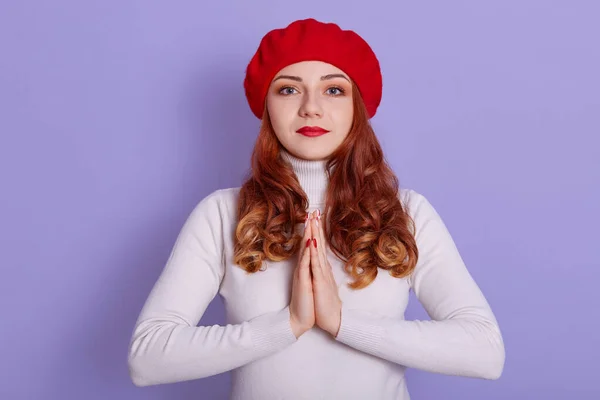 Joven Mujer Pelirroja Hermosa Vistiendo Boina Francesa Roja Camisa Blanca —  Fotos de Stock