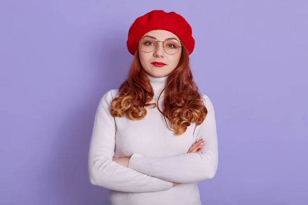 Retrato Mulher Linda Vestindo Camisa Branca Boina Vermelha Olhando Para — Fotografia de Stock