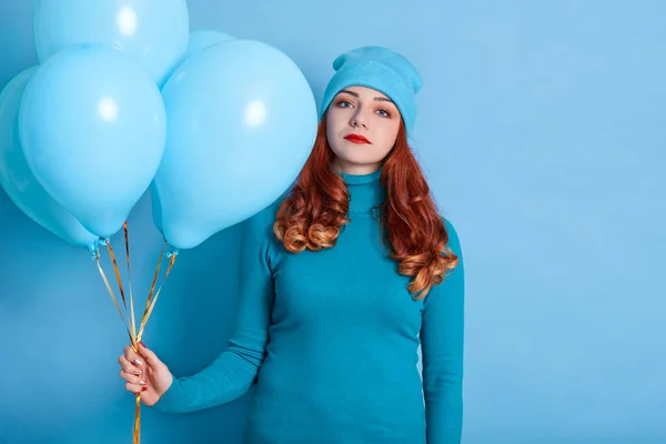 Triste Entediado Jovem Mulher Europeia Segurando Monte Balões Hélio Enquanto — Fotografia de Stock