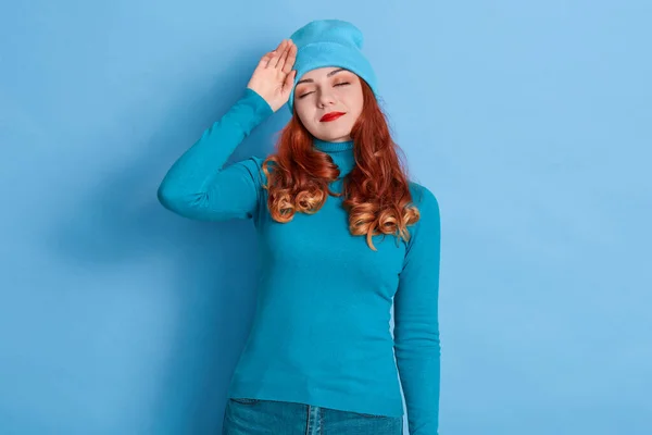 Jovem Bela Mulher Posando Sobre Fundo Azul Sofrendo Dor Cabeça — Fotografia de Stock