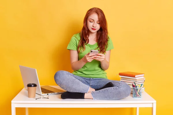 Hipster Menina Senta Mesa Branca Usa Telefone Inteligente Para Comunicação — Fotografia de Stock