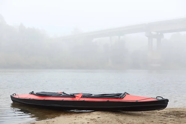 Canoa Roja Negra Costa Del Lago Puente Sobre Río Fondo — Foto de Stock