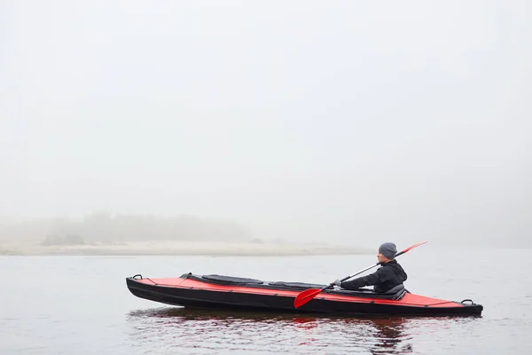 Bello Uomo Pagaia Canoa Nella Giornata Nuvolosa Sembra Concentrato Indossando — Foto Stock