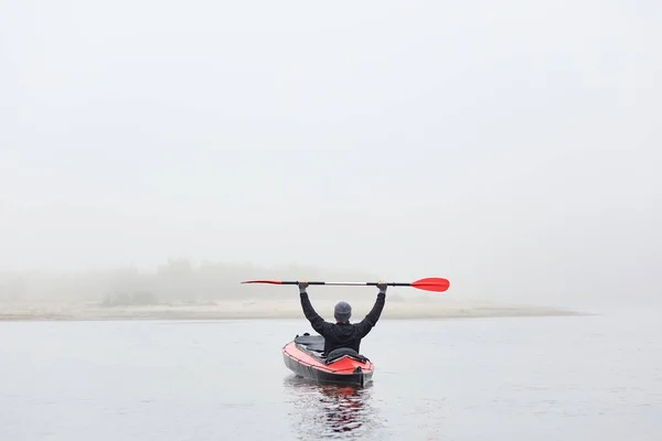 Vue Arrière Homme Kayak Sur Rivière Avec Rame Surélevée Veste — Photo