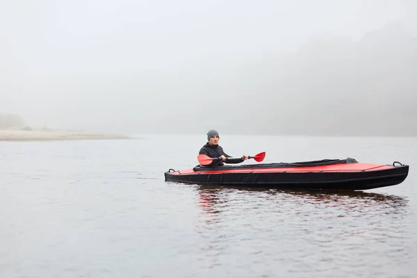 Jeune Homme Adulte Bateau Rames Sur Lac Tenant Aviron Dans — Photo