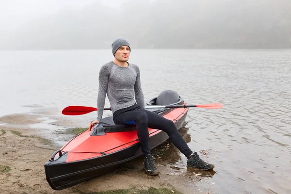 Jeune Homme Assis Sur Son Canot Après Kayak Sportif Ayant — Photo