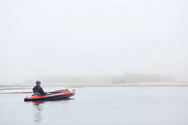 Vista Posteriore Bell Uomo Seduto Canoa Guardando Lontananza Ragazzo Con — Foto Stock