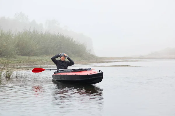 Joven Kayak Posando Canoa Manteniendo Las Manos Cabeza Pasa Fin — Foto de Stock