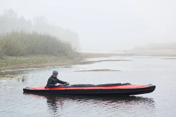 Vista Lateral Del Kayak Masculino Río Deportista Chaqueta Negra Mirando — Foto de Stock