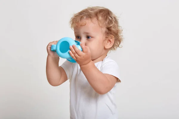 Menino Com Copo Plástico Azul Bebendo Água Criança Sedenta Shirt — Fotografia de Stock
