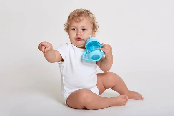 Bebê Encantador Quer Beber Água Mamadeira Desviando Olhar Apontando Com — Fotografia de Stock