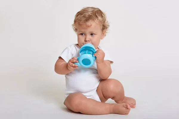 Bebê Bebendo Xícara Bebê Enquanto Sentado Chão Olhando Para Longe — Fotografia de Stock