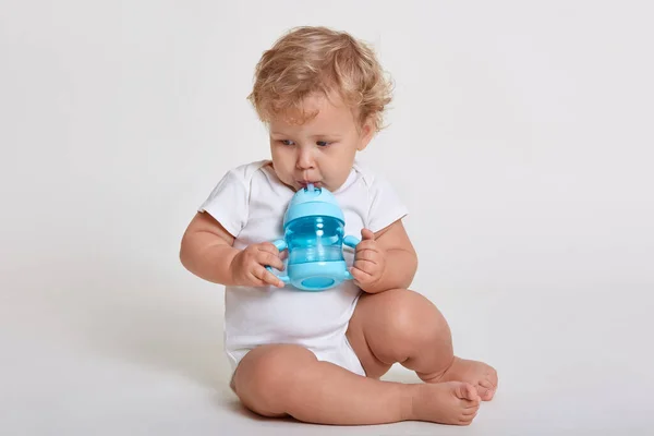 Pequeno Garoto Concentrado Bonito Olhando Embora Enquanto Bebe Água Copo — Fotografia de Stock