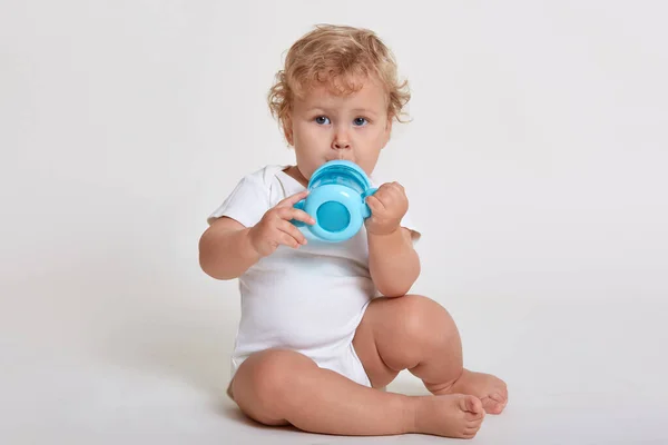 Petit Bébé Enfant Buvant Biberon Bleu Mignon Enfant Portant Body — Photo