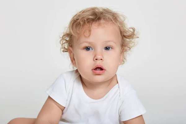 Bebê Curioso Olhando Diretamente Para Câmera Mostrando Seus Dois Dentes — Fotografia de Stock