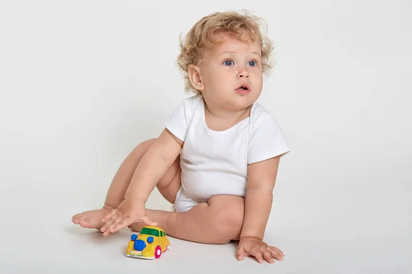 Grappige Baby Jongen Spelen Speelgoed Kinderkamer Kleuterschool Krullend Haar Blond — Stockfoto