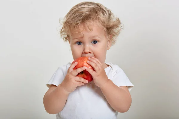 Bebê Adorável Comendo Maçã Vermelha Isolada Sobre Fundo Branco Criança — Fotografia de Stock