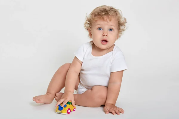 Retrato Menino Adorável Sentado Chão Descalço Vestidos Terno Corpo Olhando — Fotografia de Stock