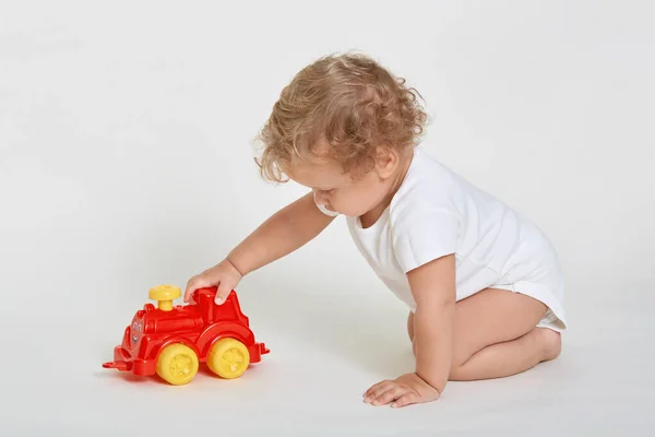 Pequeno Garoto Engraçado Brincando Com Carro Brinquedo Vermelho Amarelo Enquanto — Fotografia de Stock