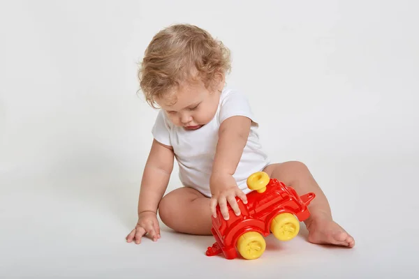 Kind Jongen Peuter Spelen Met Speelgoed Auto Het Dragen Van — Stockfoto