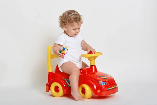 Criança Loira Sorridente Feliz Com Cabelo Encaracolado Dirigindo Carro Brinquedo — Fotografia de Stock
