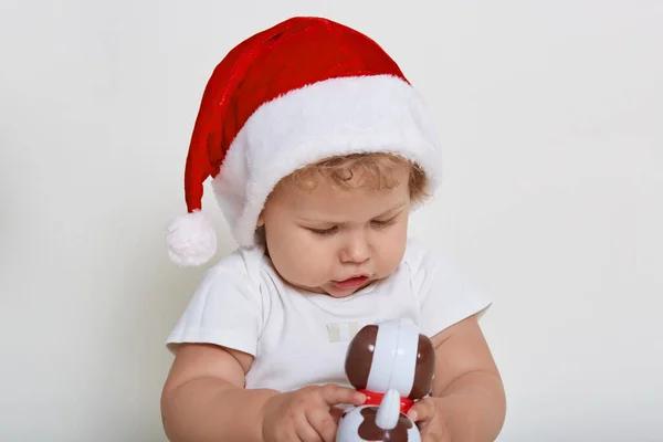 Schattige Baby Dragen Kerstmuts Shirt Spelen Met Favoriete Speelgoed Geïsoleerd — Stockfoto