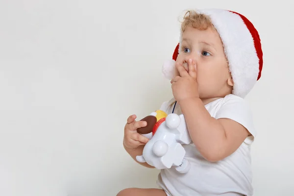 Pequeno Bebê Chapéu Natal Olhando Para Longe Com Olhar Surpreendente — Fotografia de Stock