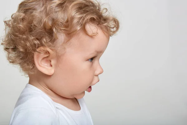 Adorável Bebê Loiro Olhando Para Algo Com Interesse Boca Aberta — Fotografia de Stock