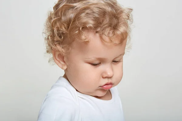 Close Retrato Menino Olhando Para Longe Bebê Tem Cabelo Encaracolado — Fotografia de Stock