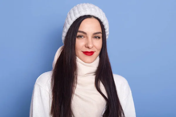 Üşüyen Bir Kadın Beyaz Şapka Kazak Eşarp Giyiyor Doğrudan Kameraya — Stok fotoğraf